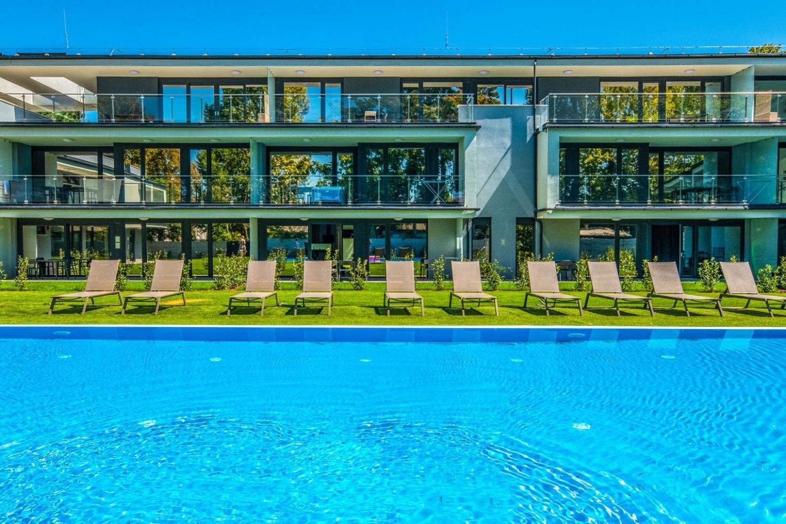 H55 Aparthotel Балатонлеле Екстериор снимка